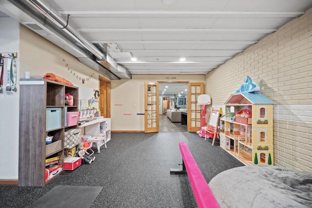 W243N2792 Creekside DRIVE, Pewaukee, WI 53072