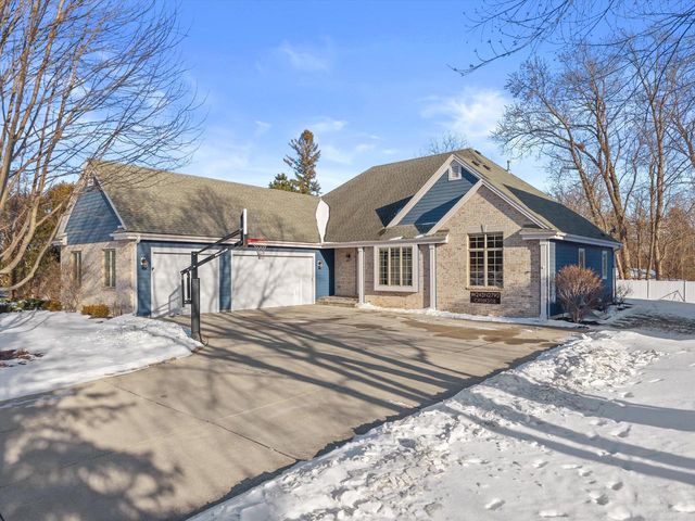 W243N2792 Creekside DRIVE, Pewaukee, WI 53072