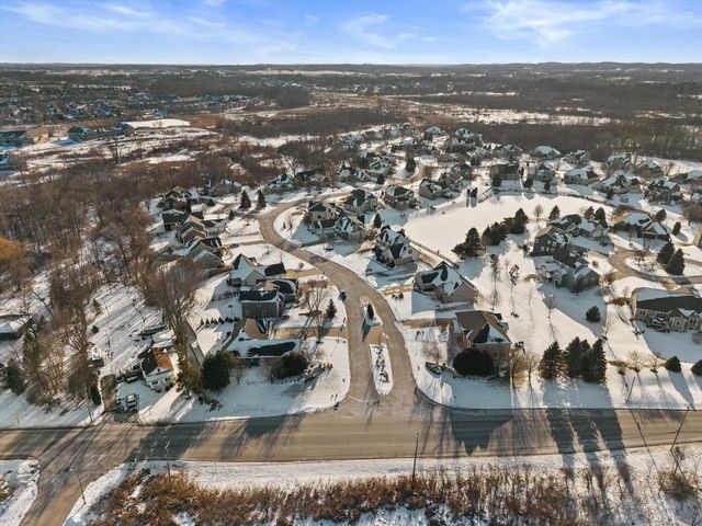 W243N2792 Creekside DRIVE, Pewaukee, WI 53072