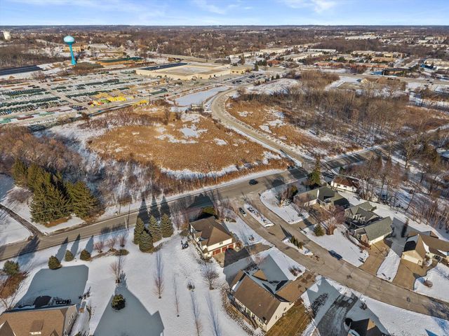 W243N2792 Creekside DRIVE, Pewaukee, WI 53072