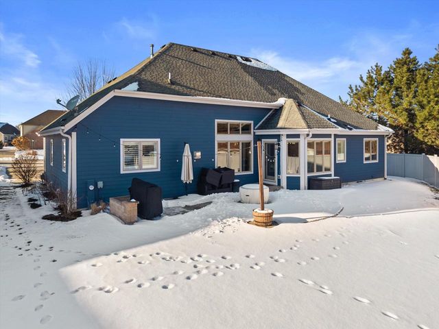 W243N2792 Creekside DRIVE, Pewaukee, WI 53072