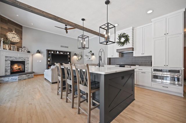 W243N2792 Creekside DRIVE, Pewaukee, WI 53072