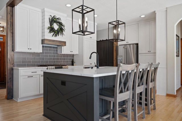 W243N2792 Creekside DRIVE, Pewaukee, WI 53072