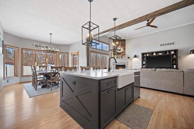 W243N2792 Creekside DRIVE, Pewaukee, WI 53072