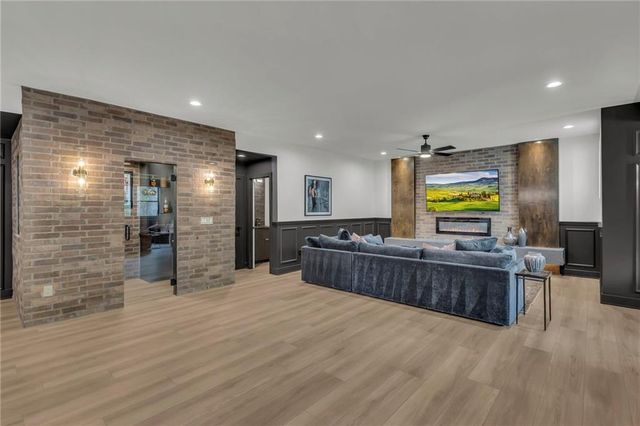 18400 Floyd Street, Overland Park, KS 66085