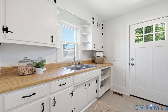323 Washington Ave, Colonial Heights, VA 23834