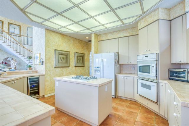 2829 SEABREEZE DRIVE S, Gulfport, FL 33707