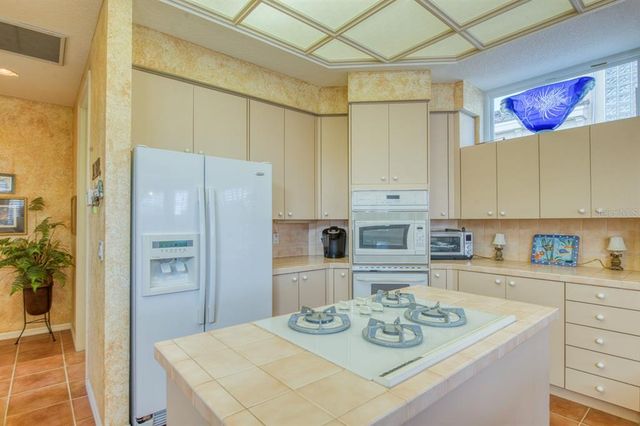 2829 SEABREEZE DRIVE S, Gulfport, FL 33707