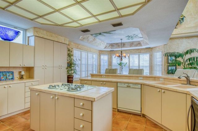 2829 SEABREEZE DRIVE S, Gulfport, FL 33707