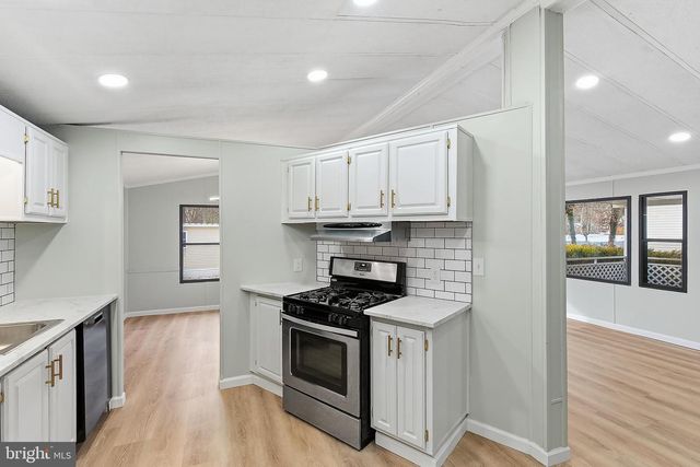 6 LOBLOLLY LANE, Jackson, NJ 08527