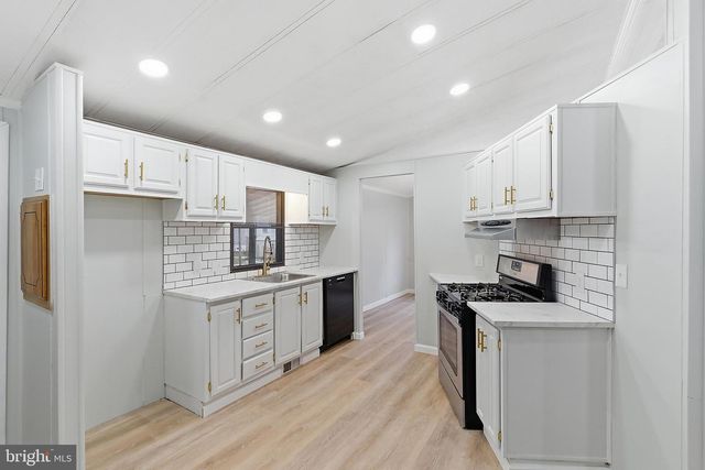 6 LOBLOLLY LANE, Jackson, NJ 08527