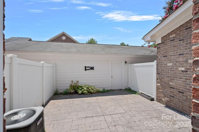 9724 Longstone Lane, Charlotte, NC 28277
