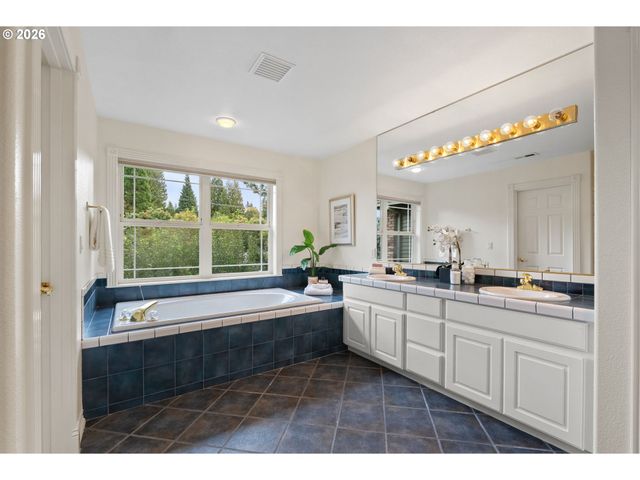 2975 Se CLEVELAND Dr, Gresham, OR 97080