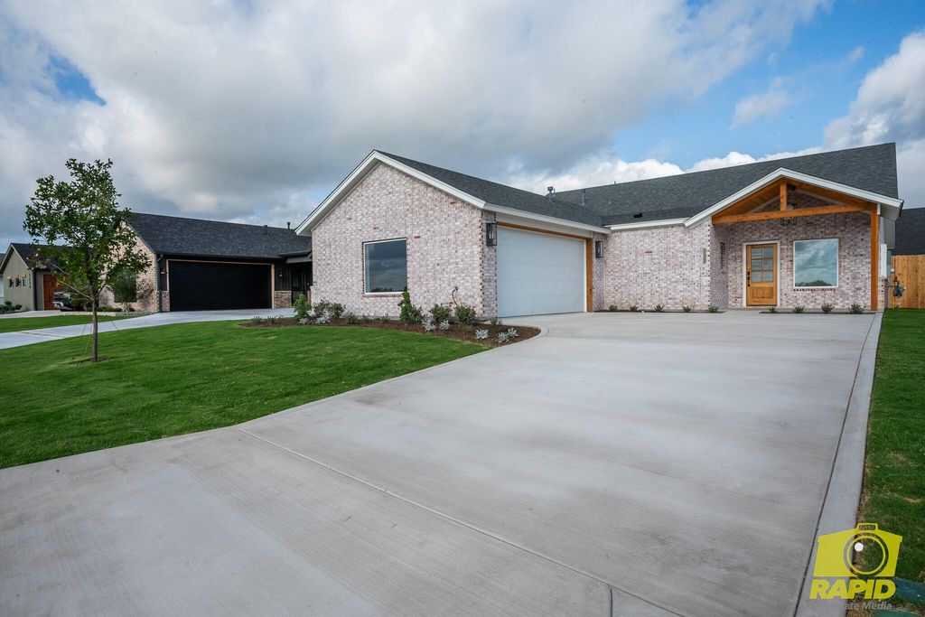 Image 3 of property listing at 5421 Riviera Lane, San Angelo, TX 76904