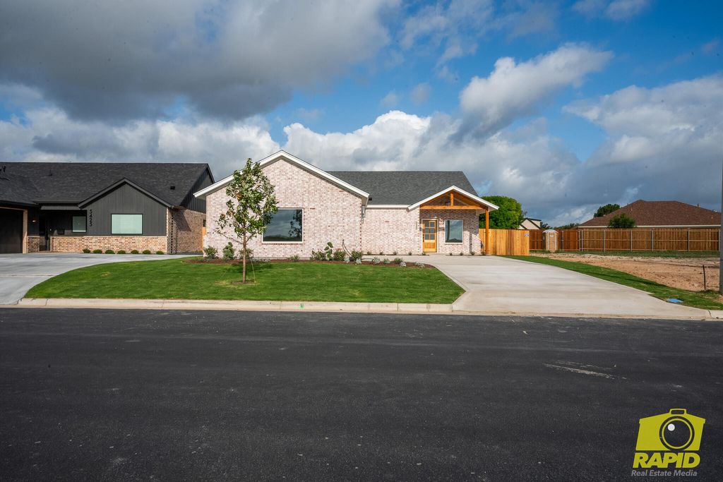 Image 4 of property listing at 5421 Riviera Lane, San Angelo, TX 76904