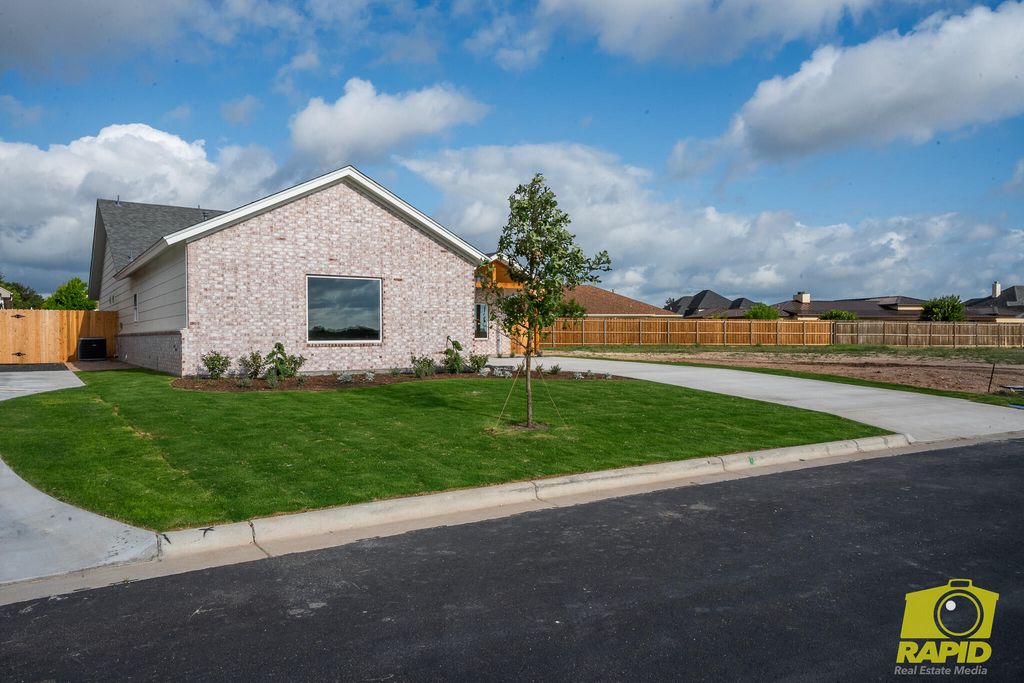 Image 5 of property listing at 5421 Riviera Lane, San Angelo, TX 76904