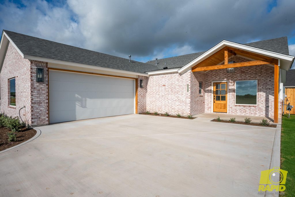 Image 6 of property listing at 5421 Riviera Lane, San Angelo, TX 76904