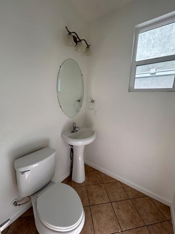 2432 Boxwood St, Sacramento, CA 95815