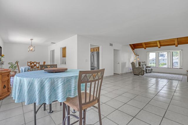 11078 Oak Way Circle, Palm Beach Gardens, FL 33410