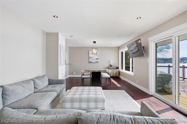 2497 W Walton Boulevard, Waterford, MI 48329