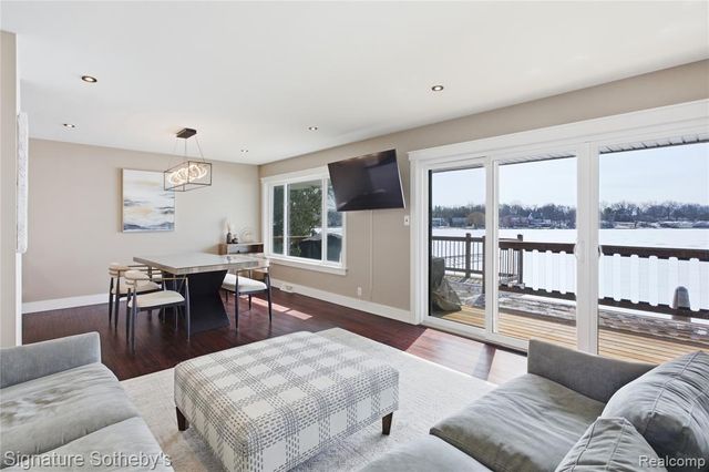 2497 W Walton Boulevard, Waterford, MI 48329