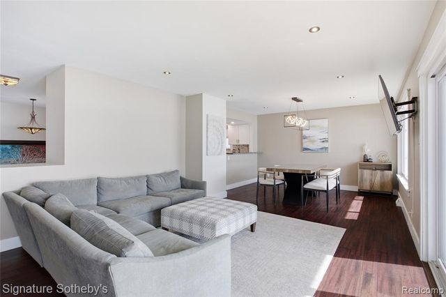 2497 W Walton Boulevard, Waterford, MI 48329