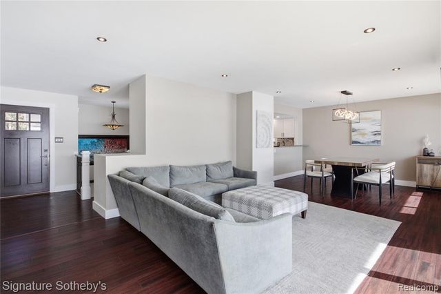 2497 W Walton Boulevard, Waterford, MI 48329