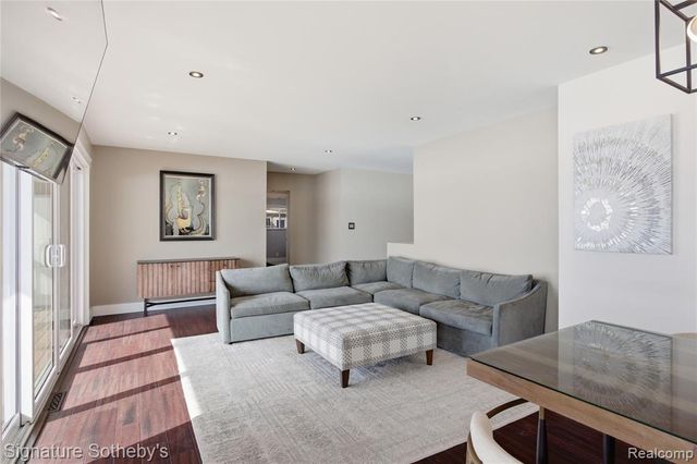 2497 W Walton Boulevard, Waterford, MI 48329