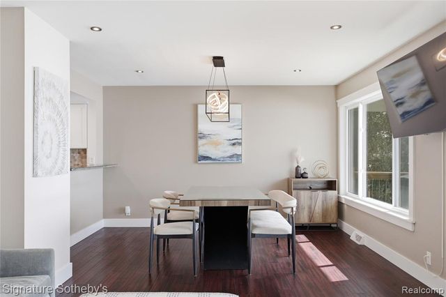 2497 W Walton Boulevard, Waterford, MI 48329