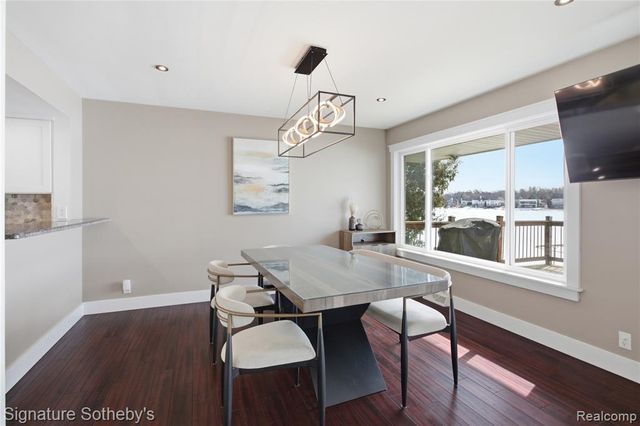 2497 W Walton Boulevard, Waterford, MI 48329