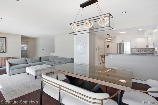 2497 W Walton Boulevard, Waterford, MI 48329