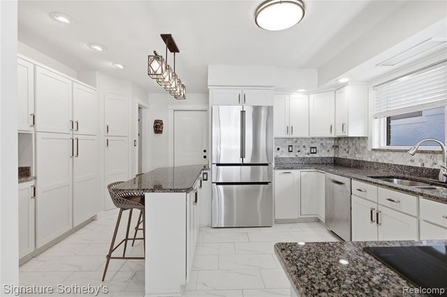 2497 W Walton Boulevard, Waterford, MI 48329