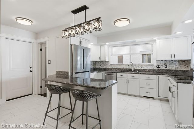 2497 W Walton Boulevard, Waterford, MI 48329