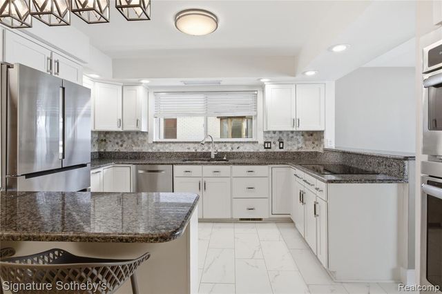 2497 W Walton Boulevard, Waterford, MI 48329