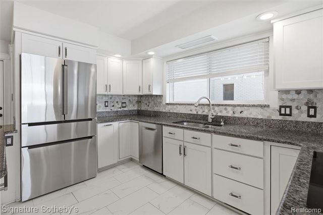 2497 W Walton Boulevard, Waterford, MI 48329