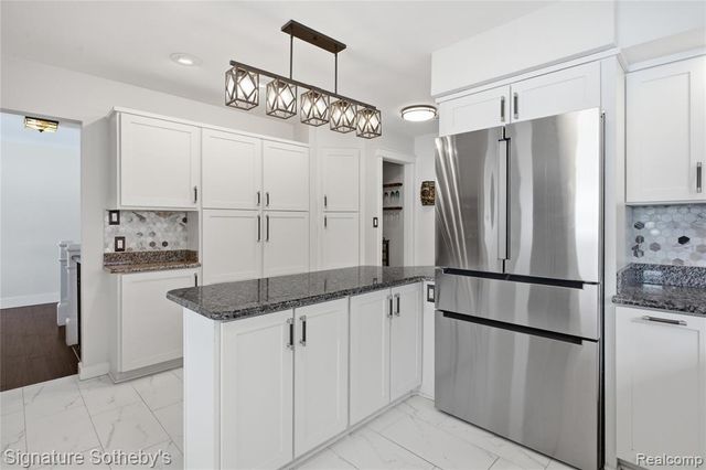 2497 W Walton Boulevard, Waterford, MI 48329