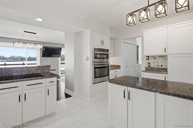 2497 W Walton Boulevard, Waterford, MI 48329