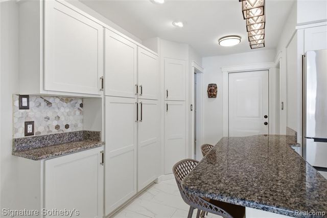 2497 W Walton Boulevard, Waterford, MI 48329