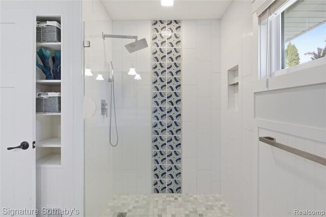 2497 W Walton Boulevard, Waterford, MI 48329