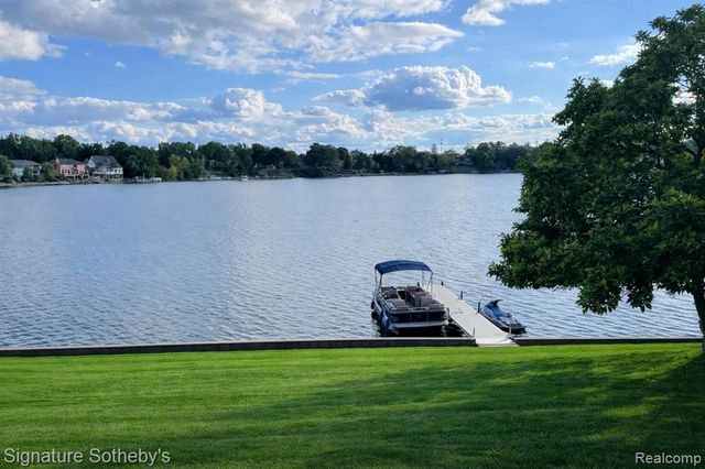2497 W Walton Boulevard, Waterford, MI 48329