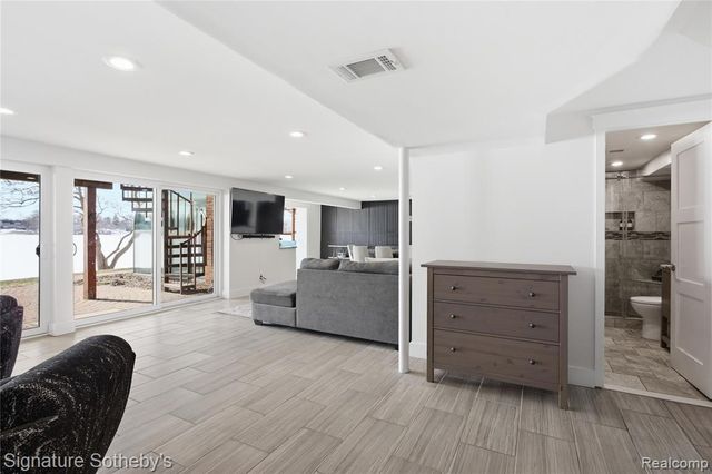 2497 W Walton Boulevard, Waterford, MI 48329