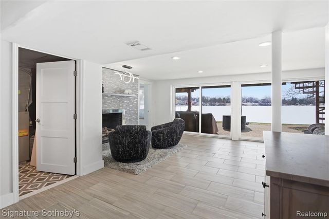 2497 W Walton Boulevard, Waterford, MI 48329