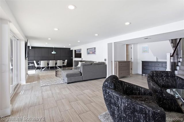 2497 W Walton Boulevard, Waterford, MI 48329