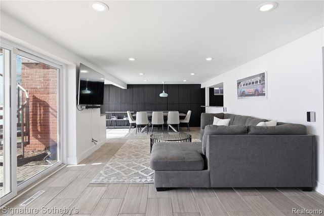 2497 W Walton Boulevard, Waterford, MI 48329