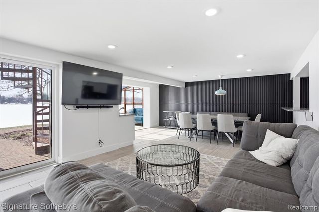 2497 W Walton Boulevard, Waterford, MI 48329