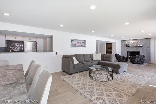 2497 W Walton Boulevard, Waterford, MI 48329