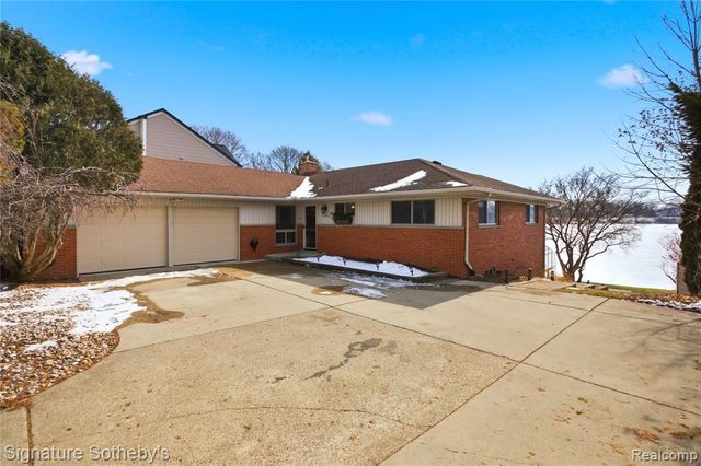 2497 W Walton Boulevard, Waterford, MI 48329