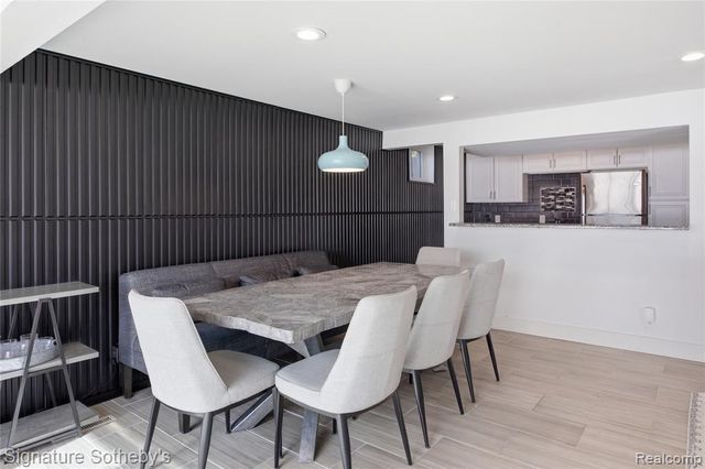 2497 W Walton Boulevard, Waterford, MI 48329