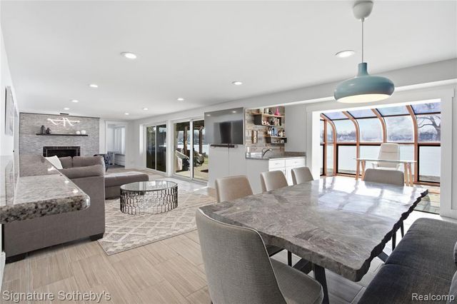 2497 W Walton Boulevard, Waterford, MI 48329