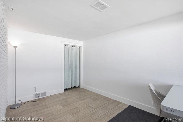 2497 W Walton Boulevard, Waterford, MI 48329